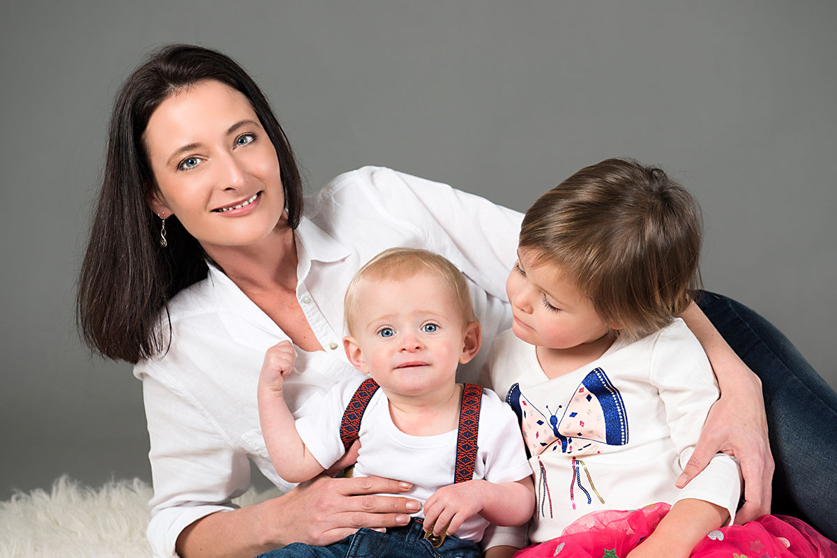 family portrait - mom and her 2 children in mordern whangarei photo studio