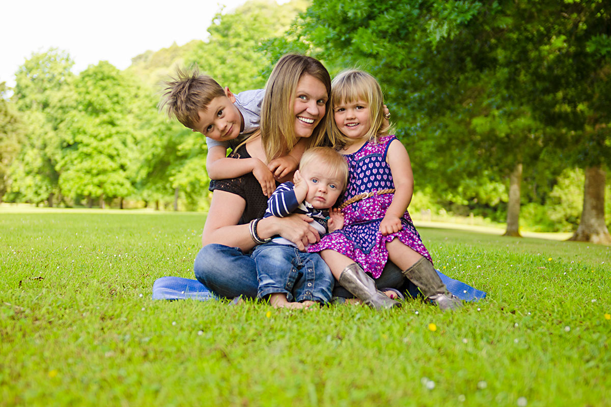 outdoor family portrait - family of four. Pjhotogrpahe r- angelika thorn 