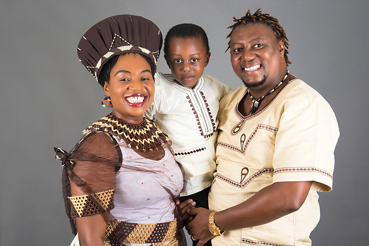 studio photshoot - zimbabwe family in national costumes. Photo studio: Angelika Thorn Photography