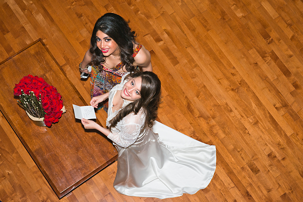 bride and her best friend reading a note