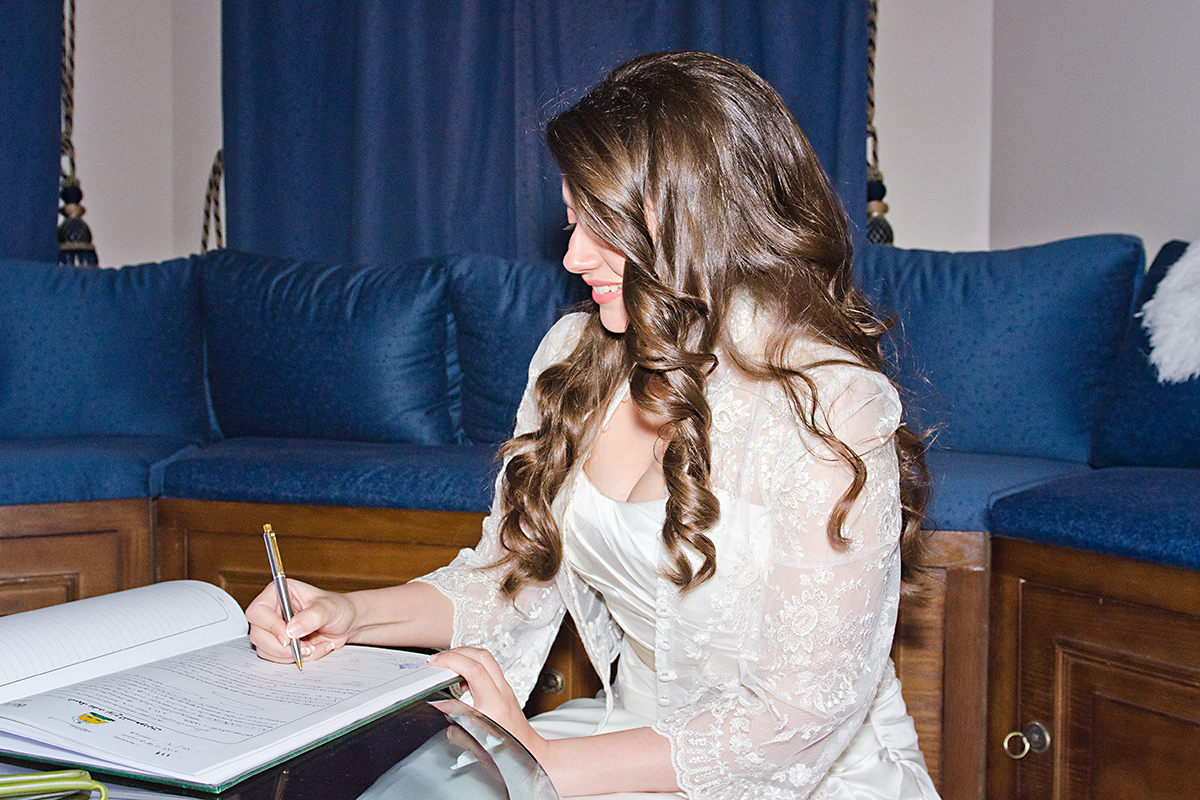 bride is signing wedding certificate